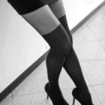 Gambe femminili con calze autoreggenti nere e tacchi alti, minigonna, bianco e nero | Fabio Zenoardo