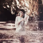 Fotografo artistico Imperia - modella azione acqua tra rocce
