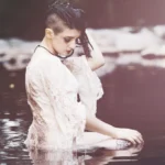 Fotografo fashion Liguria - modella undercut in acqua