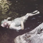 Fotografo artistico Imperia - modella distesa in acqua