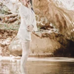 Fotografo artistico Liguria - modella bagnata sfondo roccioso