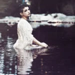 Fotografo fashion Imperia - modella in acqua sguardo laterale