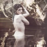 Fotografo nudo artistico Liguria - modella girata in acqua