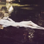 Fotografo nudo artistico Liguria - modella nuda fluttuante