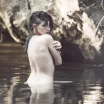 Fotografo nudo artistico Liguria - modella di spalle in acqua