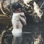Fotografo artistico Imperia - nudo tre quarti in acqua bosco