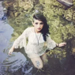 Fotografo fashion Liguria - modella con tatuaggio in acqua