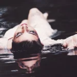 Fotografo artistico Liguria - primo piano volto sull'acqua