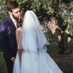 Sposi si baciano sotto un ulivo secolare in un giardino verde | Fabio Zenoardo fotografo matrimoni