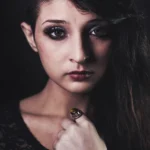 Fotografo ritratto Liguria - close-up smoky eyes anello dorato