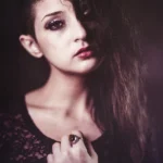 Fotografo fashion dark Liguria - modella capelli sul viso
