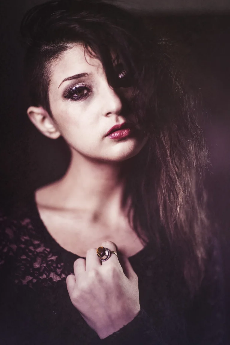 Fotografo fashion dark Liguria - modella capelli sul viso