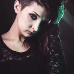 Fotografo ritratto dark Imperia - modella undercut pizzo nero