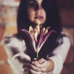 Fotografo artistico Imperia - modella con fiore tra le mani