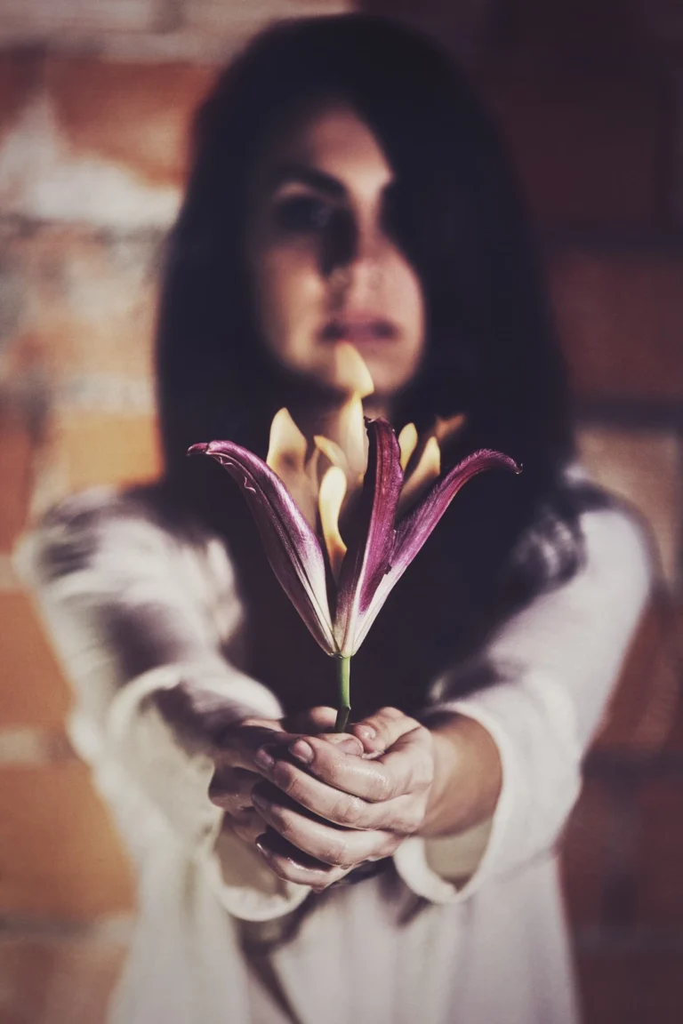 Fotografo artistico Imperia - modella con fiore tra le mani