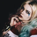 Ritratto di cosplay Harley Quinn con capelli bicolore rosa e celeste, choker borchiato, fotografia cosplay Liguria