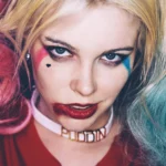 Ritratto ravvicinato con sguardo penetrante, capelli bicolore, choker Puddin, makeup da villain, fotografia cosplay