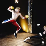 Cosplay Tekken con Yuriko Tiger e combattente maschile in salto con guantoni, fotografia cosplay Fabio Zenoardo