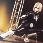 Yuriko Tiger accovacciata in tuta latex nera e stivali bianchi, posa aggressiva, fotografia cosplay Fabio Zenoardo