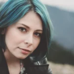Fotografo fashion Imperia - ritratto Yuriko capelli azzurri giacca pelle nera