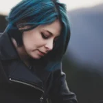 Fotografo fashion Liguria - ritratto Yuriko capelli azzurri sguardo sereno bokeh
