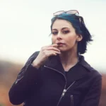 Fotografo ritratto Liguria - ritratto Yuriko capelli blu vento sguardo lontano