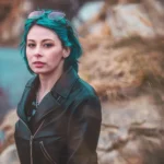 Fotografo artistico Liguria - ritratto Yuriko capelli turchese gesto mano