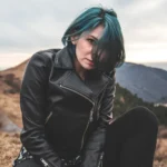Fotografo ritratto Liguria - ritratto ravvicinato Yuriko capelli blu sguardo camera