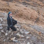 Fotografo creativo Imperia - vista aerea Yuriko seduta rocce ghiaione