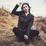 Fotografo artistico Imperia - Yuriko regge occhiali testa vista colline liguri