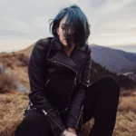 Fotografo fashion Imperia - Yuriko capelli blu vento sguardo pensieroso collina
