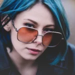 Fotografo ritratto Imperia - Yuriko occhiali arancio naso capelli blu