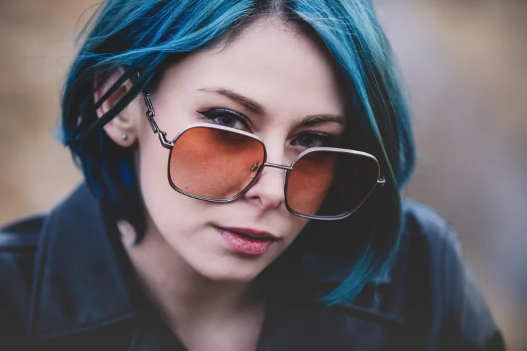 Fotografo ritratto Imperia - Yuriko occhiali arancio naso capelli blu