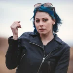 Fotografo fashion Imperia - Yuriko occhiali testa mano bocca giacca pelle