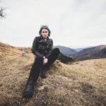 Fotografo fashion Liguria - Yuriko occhiali testa seduta collina ligure