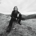 Fotografo artistico Imperia - Yuriko bianco nero prato montagna giacca pelle