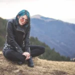 Fotografo fashion Liguria - Yuriko seduta occhiali cat-eye paesaggio collinare