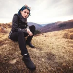 Fotografo fashion Liguria - modella seduta collina panorama valle ligure