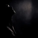 Fotografo dark Liguria - silhouette profilo luce intensa