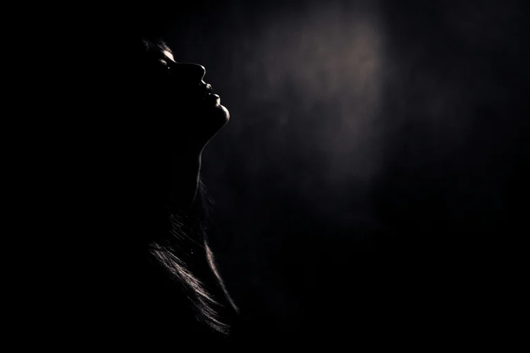Fotografo dark Liguria - silhouette profilo luce intensa