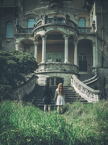Home Due modelle di spalle davanti alla Villa Zanelli di Savona, villa liberty abbandonata, atmosfera dark fashion