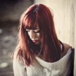 Fotografo fashion Imperia - modella capelli ramati testa chinata