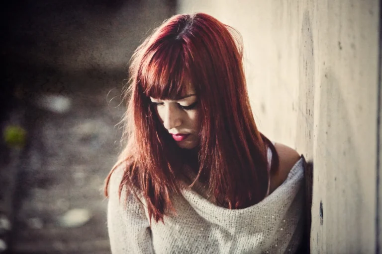 Fotografo fashion Imperia - modella capelli ramati testa chinata