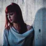 Fotografo ritratto Imperia - modella rossa spalla scoperta