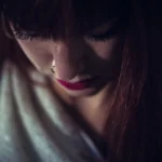 Fotografo ritratto Liguria - close-up piercing naso labbra rosse