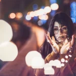 Fotografo fashion Imperia - Giulia occhiali tondi luci fatate mani notte bokeh