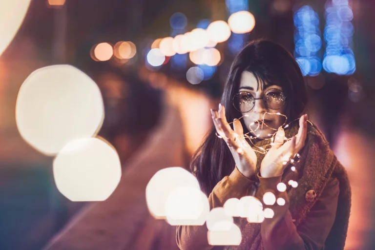 Fotografo fashion Imperia - Giulia occhiali tondi luci fatate mani notte bokeh