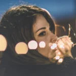 Fotografo fashion Imperia - Yuriko avvolta bokeh luci notturne ritratto
