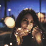 Fotografo ritratto Imperia - ritratto Yuriko luci fatate notte bokeh sfondo
