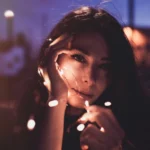 Fotografo artistico Liguria - Yuriko luci fatate viso sguardo magnetico notturno